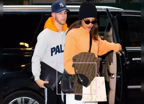 Valentino Garavani ब्लैक लेदर बैग