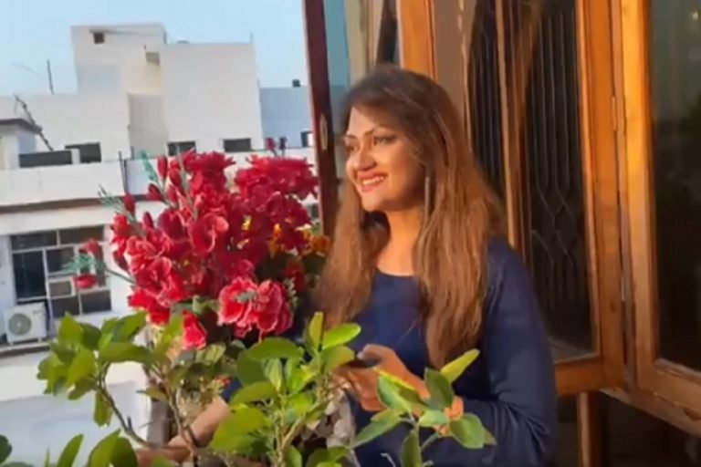 लॉक डाउन के बीच UP की इस महिला अफसर ने गाया Motivational song, सोशल मीडिया पर वायरल – Motivational song of UP woman officer and bollywood singer anupama raag went viral on social media amid lock down uttar pradesh upas | uttar-pradesh – News in Hindi