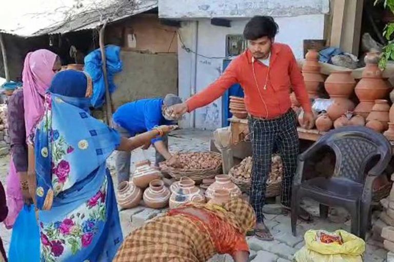 हाथरस: प्रधानमंत्री नरेंद्र मोदी की अपील के बाद बढ़ी मिट्टी के दीयों की डिमांड, कुम्हारों के चेहरों पर आई मुस्कान – coviid19 after pm narendra modi appeal demands of earthen lamp high in hathras potters happy upsse upat | uttar-pradesh – News in Hindi