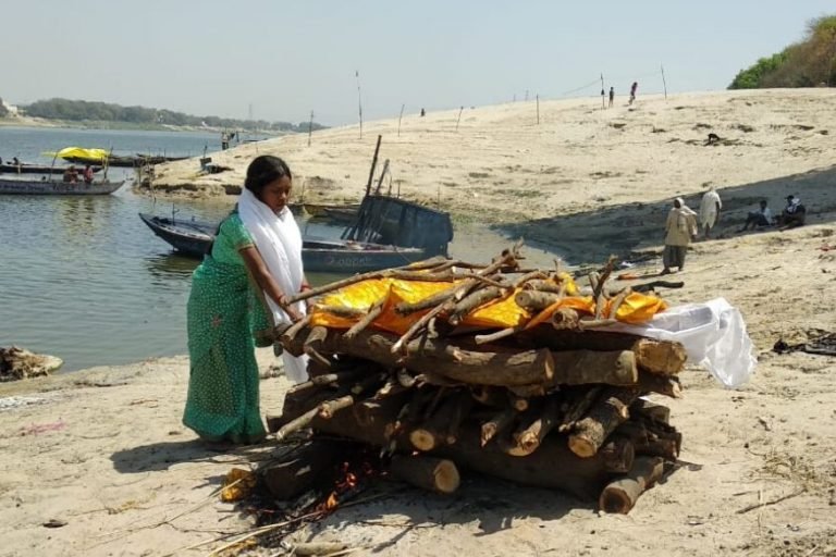 COVID-19 का खौफ: बीमार पति के मौत के बाद पत्नी ने दी चिता को मुखाग्नि wife done last rights after husband death due to coronavirus fear in villagers in chandauli upngb upns | uttar-pradesh – News in Hindi