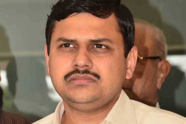 वाराणसी: अस्पताल के आइसोलेशन वार्ड में युवक को तफरीह करता देख डीएम का चढ़ा पारा, भिजवाया जेल- varanasi isolated man wandering inside hospital dm kaushal raj sharma sends him jail upud upat | uttar-pradesh – News in Hindi