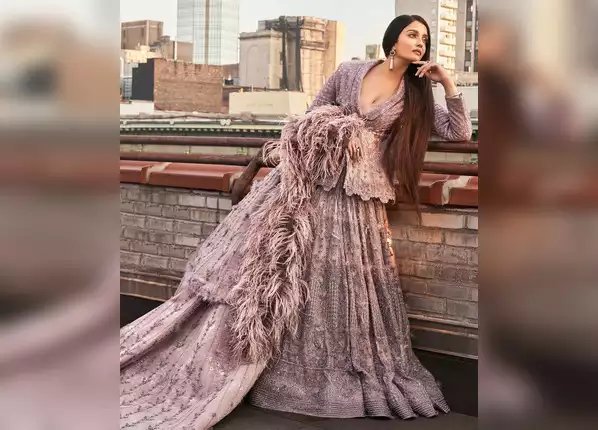 खूबसूरत गाउन में ऐश्वर्या