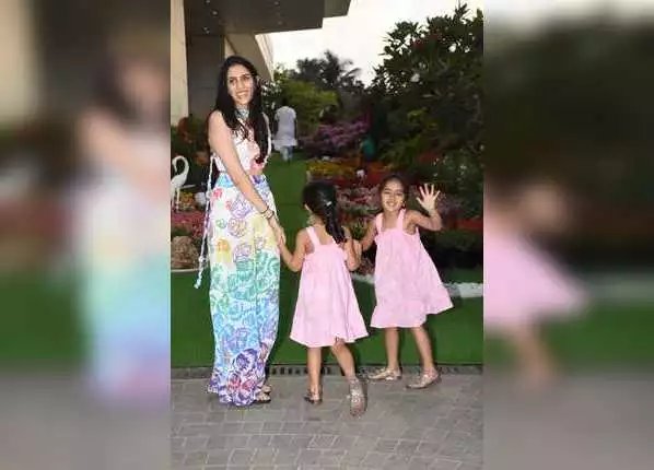 क्रॉप टॉप और प्लाजो में दिखाई दीं श्लोका मेहता