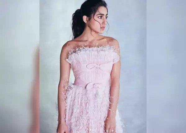 मेसी हेयर ऐंड नो जूलरी