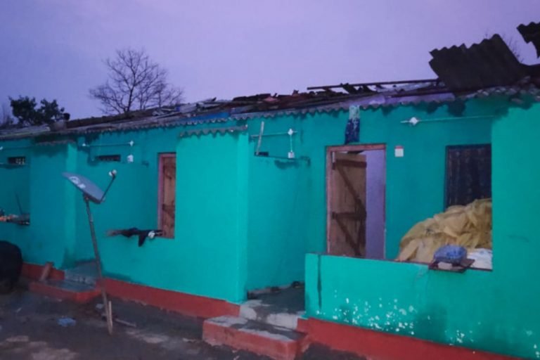 सुकमा में बदला मौसम का मिजाज, उड़ी छतें, फसलों को नुकसान Changed weather patterns in Sukma, leveled roofs, damage to crops | chhattisgarh – News in Hindi