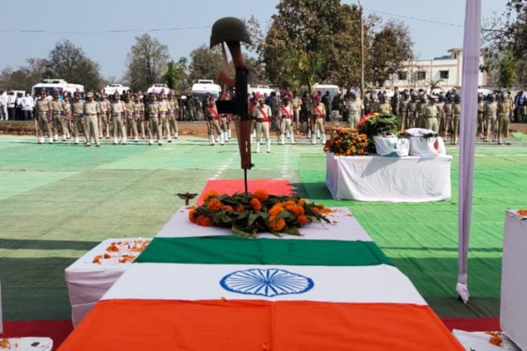 CRPF के 76 जवानों की लाशें देख हाथ-पैर कांपने लगे थे, कैमरा निकालने की हिम्मत तक नहीं थी countrys biggest Naxalite attack on CRPF personnel in Tadmetla | chhattisgarh – News in Hindi