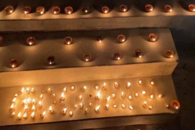 महासमुंद: PM नरेंद्र मोदी की अपील पर लोगों ने जलाए दिए, कोरोना से लड़ने पेश की मिसाल, On the appeal of PM Narendra Modi people lit candles to fight against corona virus | chhattisgarh – News in Hindi