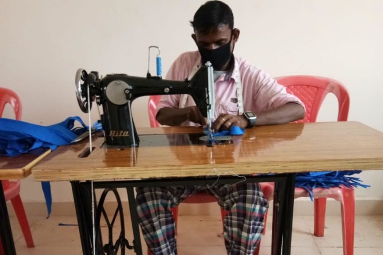 सुकमा में कोरोना से जंग के लिए पुलिस लाइन में मास्क बना रहा है सरेंडर नक्सली Surrender Naxalites making masks in police line for battle from Corona in Sukma | chhattisgarh – News in Hindi