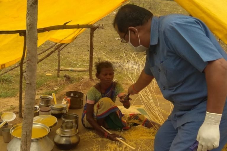 लॉकडाउन में आदिवासियों को कर रहे जागरूक, पहुंचा रहे जरूरी सामान Aware of the tribals in lockdown | chhattisgarh – News in Hindi