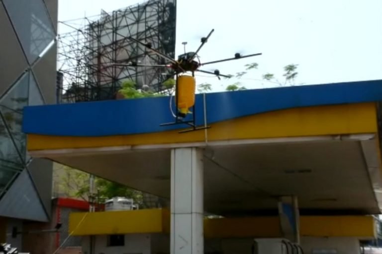 रायपुर को सेनेटाइज करने पुलिस ने बनाया स्पेशल ड्रोन, 5 लीटर की बॉटल लेकर उड़ने की क्षमता Police made special drone to sanitize Raipur, ability to fly with 5 liter bottle | chhattisgarh – News in Hindi