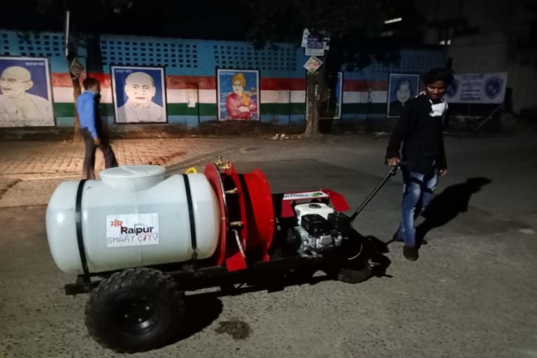 मशीन से सैनिटाइज हो रही रायपुर की सड़कें, एक बार में 240 लीटर दवा का छिड़काव, Streets of Raipur is being sanitized by machine spraying 240 liters of medicine at one go | raipur – News in Hindi