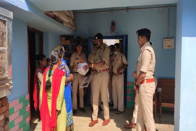 COVID-19: महासमुंद पुलिस की अच्छी पहल, जवान अपने साथियों के लिए रोजाना बना रहे मास्क, COVID 19 latest update Good initiative of Mahasamund Police Jawans are making masks daily for their companions | mahasamund – News in Hindi