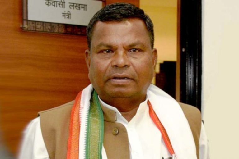 धमतरी: गरीबों की मदद करने पहुंचे आबकारी मंत्री कवासी लखमा, भीड़ देख बोले- इतना तो होगा ही|covid-19-kawasi-lakhma-on-covid-19-social-distancing-in chhattisgarh nodtg | dhamtari – News in Hindi