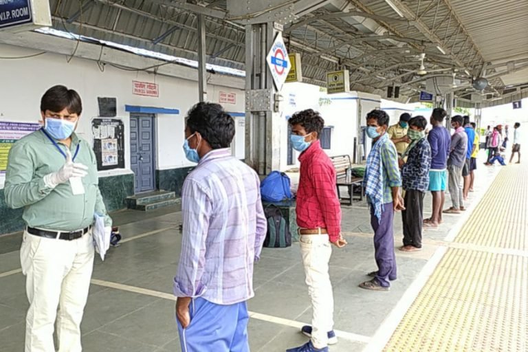 लॉकडाउन में परेशान हो रहे मजदूर पैदल ही रवाना हो रहे अपने घर, महासमुंद में 230 को रोका Workers being harassed in lockdown stopped 230 on their way home, Mahasamund | mahasamund – News in Hindi