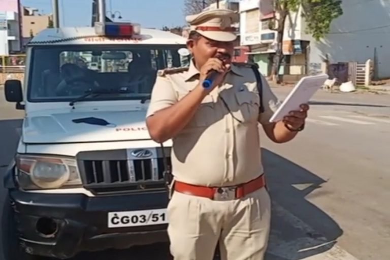 COVID-19: कोरोना से निपटने इस पुलिस अफसर ने लिखा गाना, ऐसे कर रहे म्यूजिकल अपील, COVID 19 latest update police officer wrote a song to escape from corona virus and makes musical appeal | rajnandgaon – News in Hindi