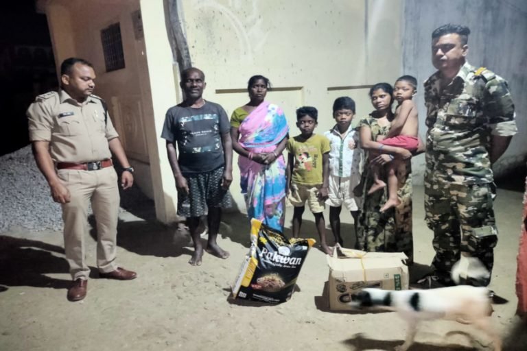 Lockdown के बीच मदद लेकर शहीद के घर पहुंची पुलिस, नम आंखों से मां ने कहा, Police reached martyrs house with help amid lockdown mother said this corona lockdown crisis | jashpur – News in Hindi