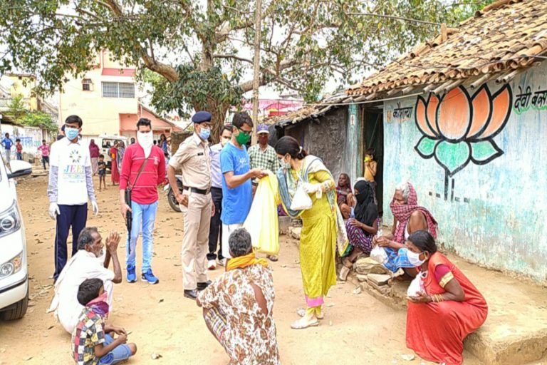 COVID-19: लॉकडाउन में मजदूरों की मदद करने आगे ये लोग, खाने का किया इंतजाम | mahasamund – News in Hindi