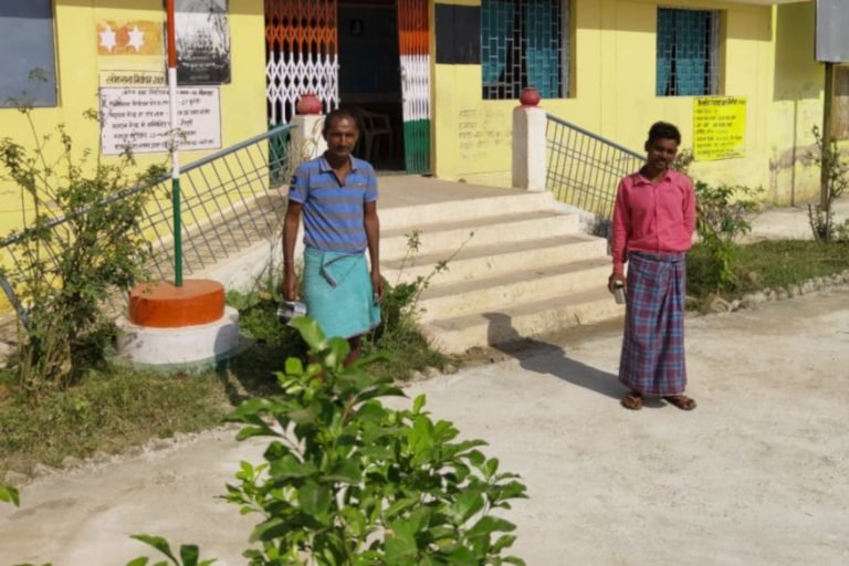 लॉकडाउन में 750 किलोमीटर पैदल चलकर लखनऊ पहुंचे 2 मजदूर, स्कूल में किए गए आइसोलेट 2 laborers arriving in Mungeli from Lucknow walking 750 km in lockdown, isolated in school | mungeli – News in Hindi