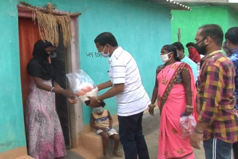 कोंडागांव: लॉकडाउन में पीसीसी चीफ मोहन मरकाम ने बांटा राशन, कही ये बात Kondagaon: PCC Chief Mohan Markam distributed ration in lockdown, said this | kondagaon – News in Hindi
