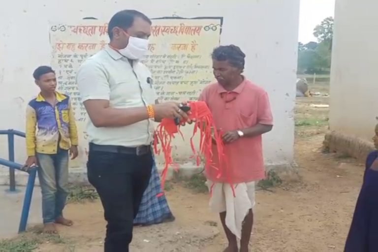 लॉकडाउन में मजूदरों को मास्क बांटकर सूरजपुर कलेक्टर ने सेलिब्रेट किया अपना बर्थडेलॉकडाउन में मजूदरों को मास्क बांटकर सूरजपुर कलेक्टर ने सेलिब्रेट किया अपना बर्थडे | surajpur – News in Hindi