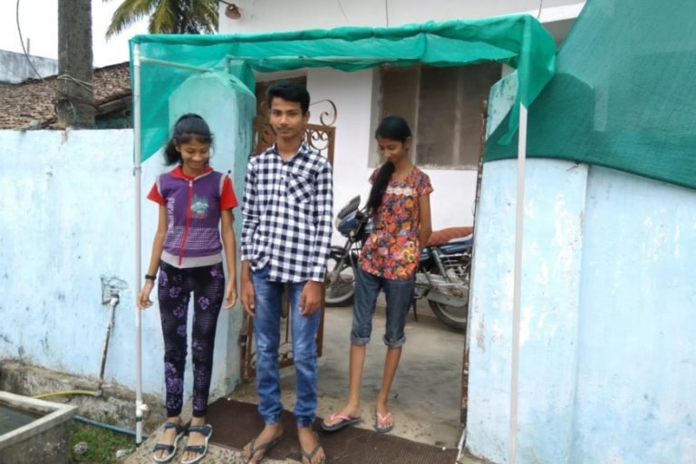 कोंडागांव में कबाड़ के जुगाड़ से छात्र ने बनाया सेनेटाइजर टनल, लोगों को आया पसंद Kondagaon, a student built a sanitizer tunnel from junk of junk, people liked | kondagaon – News in Hindi