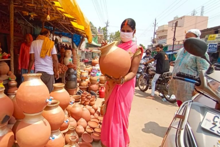 COVID-19 ने तोड़ी कुम्हारों की कमर, नहीं बिक रहे मटके, गुजारा हुआ मुश्किल, corona virus latest update potters are facing huge financial crisis due to covid 19 lockdown | raipur – News in Hindi