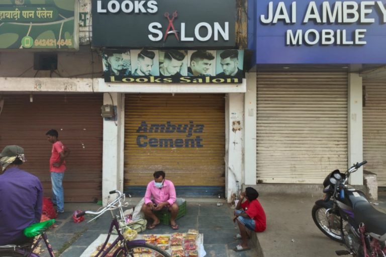 कोविड-19: लॉकडाउन में हजामत बनवाने तरस रहे लोग, सैलून संचालकों की भी बढ़ी मुसीबतें People craving for shaving in lockdown, salon operators also have increased problems | raipur – News in Hindi