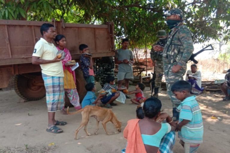 कोविड-19: बस्तर एक हाथ में AK-47, दूसरे में राशन लेकर कोरोना से जंग लड़ रही CRPF Covid-19: Bastar AK-47 in one hand, CRPF fighting with Corona with ration in other | dantewada – News in Hindi