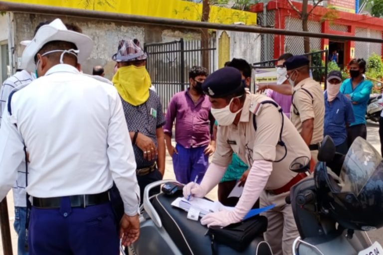Lockdown 2.0: रायपुर में पुलिस की सख्ती, लोगों से हो रही पूछताछ, काट रहे चालान, Lockdown 2 0 Police toughness in Raipur inquiries from people coming out of office | raipur – News in Hindi