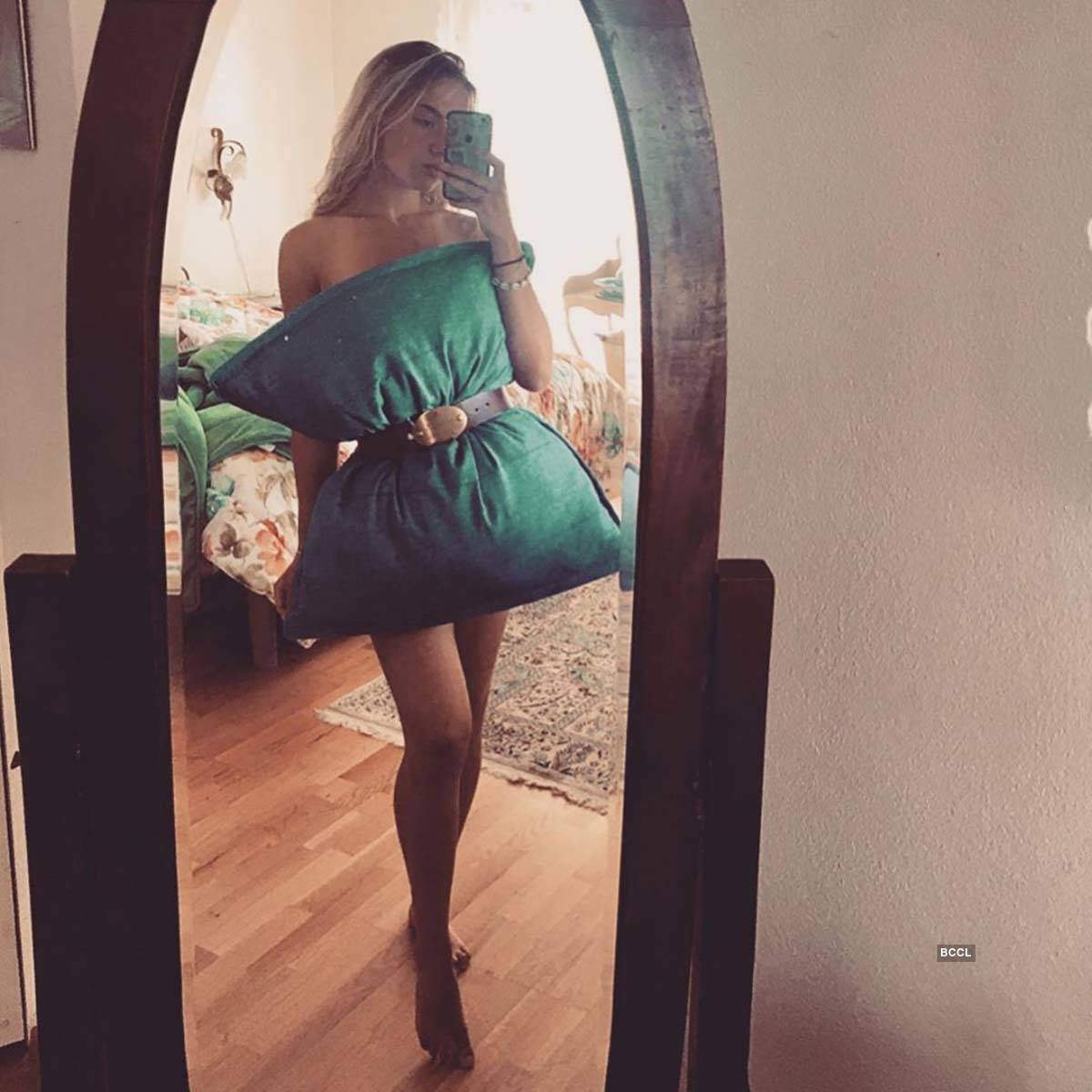 कई मिरर सेल्फीज भी हुईं शेयर कई मिरर सेल्फीज भी हुईं शेयर