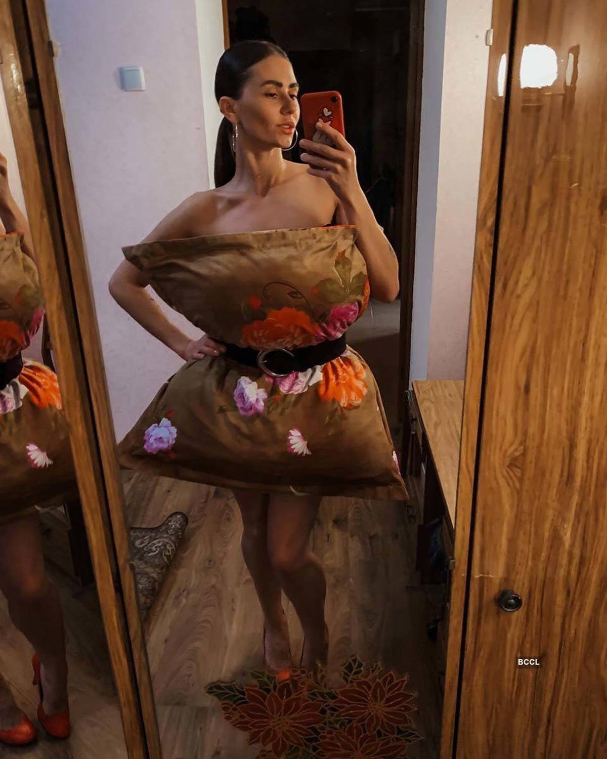 हेयरस्टाइल और जूलरी भी नहीं भूलीं हेयरस्टाइल और जूलरी भी नहीं भूलीं