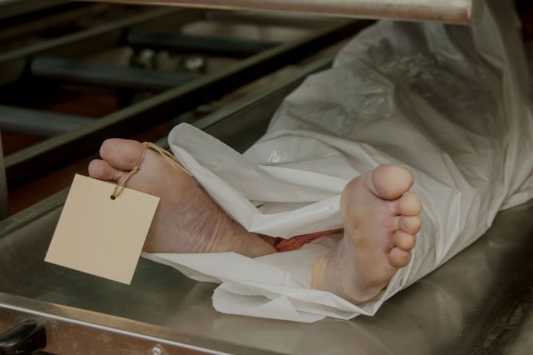 COVID 19: 100 किमी. पैदल चल कर घर पहुंचना चाहती थी 12 साल की मासूम, 11 किमी. पहले ही तोड़ दिया दम 12 year old died after walking 100 kms to her home due to lockdown nodss | bijapur – News in Hindi