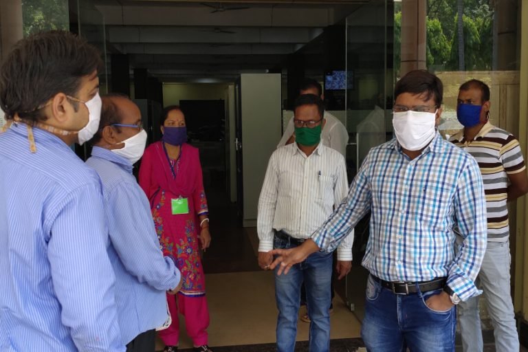 लॉकडाउन: प्रशासन का नरम-गरम रूख, कहीं जुर्माना लगाया-कहीं पहनाया मास्क Lockdown: Soft and warm administration stance, fined elsewhere – masks worn elsewhere | dantewada – News in Hindi