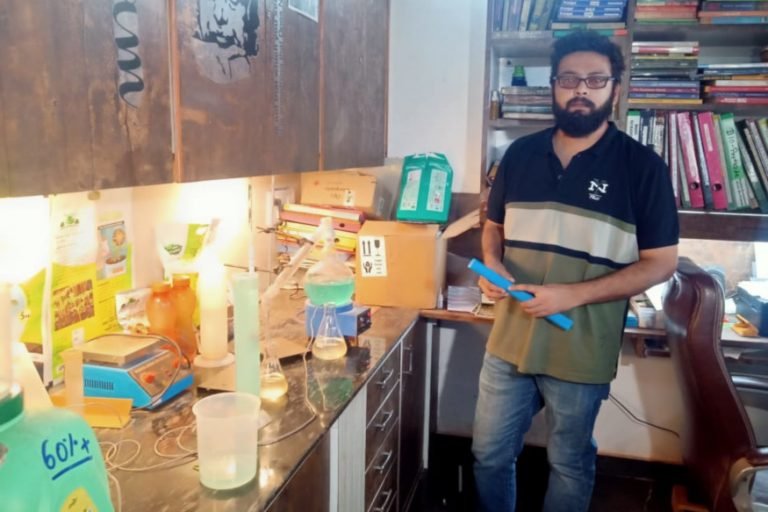 Covid-19: जशपुर के युवा साइंटिस्ट ने महुआ से बनाया सैनेटाइजर, कलेक्टर ने कहा- वाह! Covid-19: Young Scientist of Jashpur made sanitizer from Mahua, Collector said- Wow | jashpur – News in Hindi