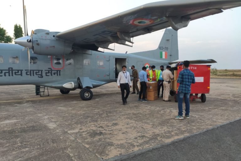 COVID-19: रायपुर AIIMS के लिए जांच किट लेकर आया वायुसेना का डॉर्नियर-228 COVID-19: Air Force Dornier-228 brought test kit for Raipur AIIMS | raipur – News in Hindi