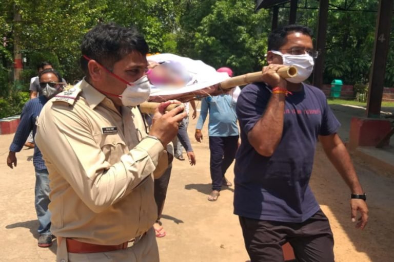 Lockdown: कोई अपना नहीं मिला तो पुलिस ने दिया बुजुर्ग की अर्थी को कंधा, पत्नी ने लगाई चिता में आग Lockdown: If no one was found, the police shouldered the elders wife, the wife set fire to the pyre | raipur – News in Hindi