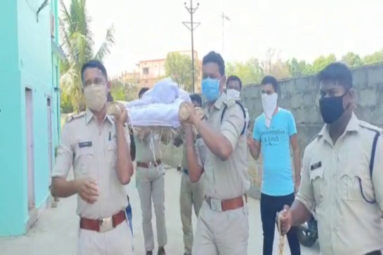 खाकी ने दिया अर्थी को कंधा, बिहार में बैठे परिवार को ऐसे दिखाई आखिरी झलक, bastar police helped in cremation of a man from bihar made family watch online final rituals | bastar – News in Hindi