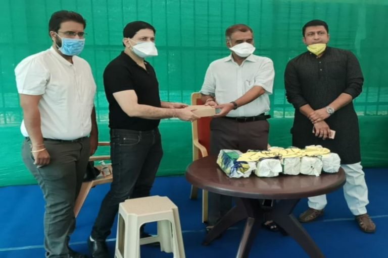एक कोरोना योद्धा ने की दूसरे की मदद, डॉक्टरों ने DGP को सौंपे 500 N95 मास्क, One Corona warrior helped another doctors handed over 500 N95 masks to DGP dm awasthi | raipur – News in Hindi