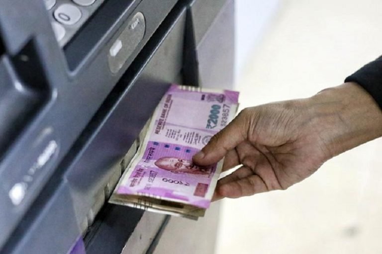 ATM में कार्ड इंसर्ट करने से पहले ही निकलने लगे पैसे, शिक्षक को मिले 10 हजार रुपये Money started coming out before inserting card in ATM, teacher got Rs 10,000 | mungeli – News in Hindi
