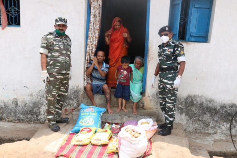 Lockdown: पैसे नहीं थे तो फ्रिज बेचकर बच्ची के लिए लाया दूध, CRPF ने पहुंचाया राशन Lockdown: If there was no money, CRPF brought ration for milk by selling fridge | dantewada – News in Hindi