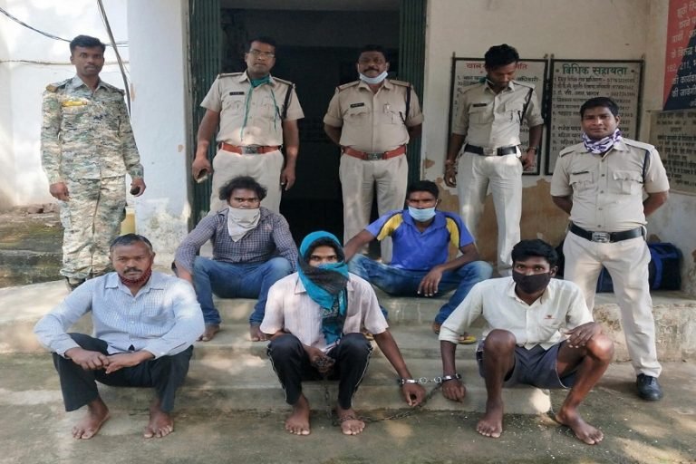 जशपुर: मां को कहता था डायन तो दोस्तों के साथ मिलकर कर दी हत्या, जानिए पूरा मामला | Son killed one person with friends who said her mother witch know the whole matter CHHDS nodgm | jashpur – News in Hindi