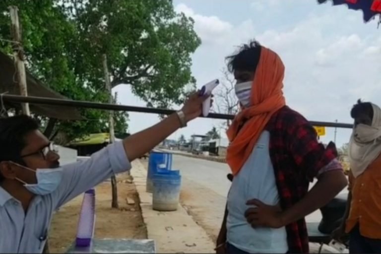 Lockdown 2.0: 4 दिनों में 400 KM पैदल चलकर सुकमा पहुंचे 17 मजूदर, 14 दिन के लिए क्वारंटाइन Lockdown 2.0: 17 KMs reached Sukma on 400 KM walk in 4 days, Quarantine for 14 days | sukma – News in Hindi