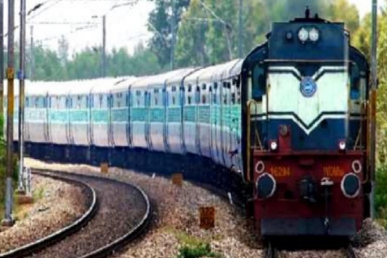 कोरोना संकट में लाइफ लाइन बनी इंडियन रेलवे, इन जरूरी चीजों की हो रही सप्लाई, Indian railway becomes life line amid corona virus crisis and supplies essential goods | raipur – News in Hindi