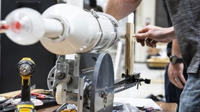 Automatic and cheap ventilators made in the University in USA to fight against | इस देश की यूनिवर्सिटी में बनाए जा रहे हैं सस्ते और ऑटोमेटिक वेंटिलेटर