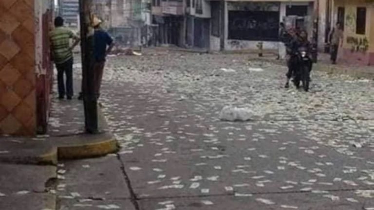 कोरोना वायरस से सबसे ज्‍यादा परेशान इटली के लोग अपने पैसों को सड़क पर फेंक रहे हैं?