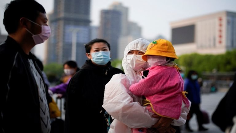 The lockdown ended after 76 days in China, about 55 thousand people are preparing to leave Wuhan | चीन में 76 दिन बाद खत्म हुआ लॉकडाउन, वुहान से बाहर जाने की तैयारी में हैं करीब 55 हजार लोग