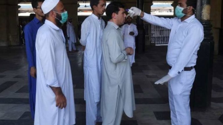 coronavirus pakistan not tested nearly two lakh people due to certain parameters | पाकिस्तान में इस वजह से नहीं की गई 1,75,000 लोगों की कोरोना जांच, मीडिया रिपोर्ट में हुआ खुलासा