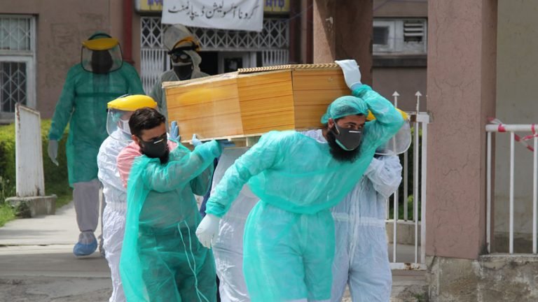 Police arrested man traveling as deadbody amid lockdown due to COVID 19 in Pakistan | Lockdown तोड़कर यात्रा कर रहे ‘मुर्दे’ को पुलिस ने दबोचा