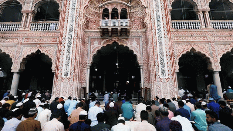 Pakistan: Doctors demanding ban on group Namaz in Mosques during ramazan | पाकिस्तान में अजीबोगरीब लॉकडाउन पर भड़के डॉक्टर, स्कूल बंद लेकिन मस्जिद चालू