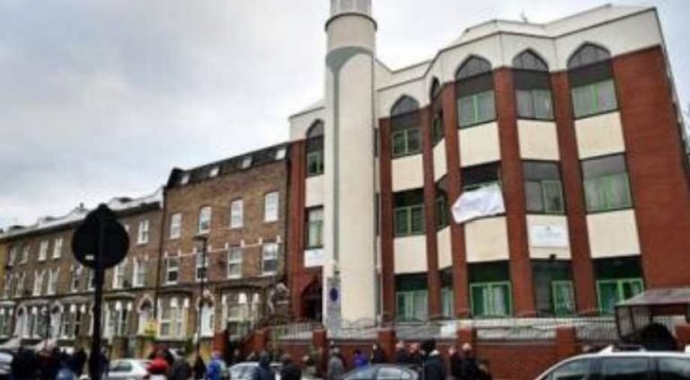 UK mosques could close forever due to coronavirus lockdown, says Muslim Council of Britain | Lockdown: आर्थिक संकट में ब्रिटेन की मस्जिदें, हमेशा के लिए हो सकती हैं बंद
